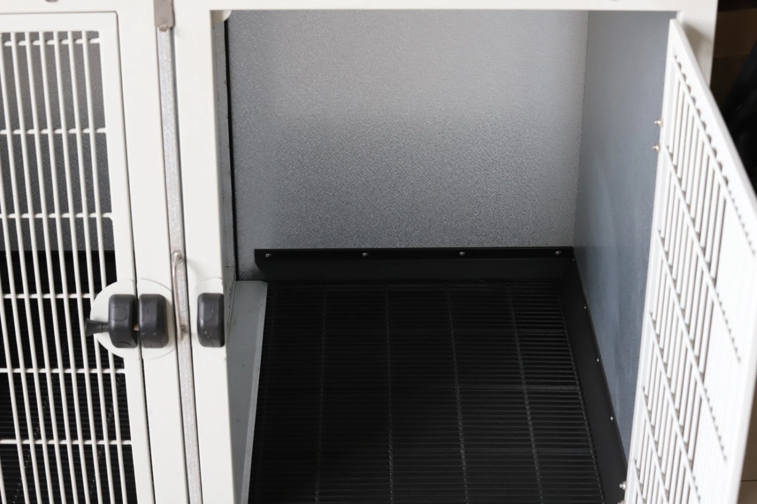 Aeolus KA505T Powder Coated Galvalume Modular Cage - Large 7 Aeolus KA505T Powder Coated Galvalume Modular Cage - Large - Image 7